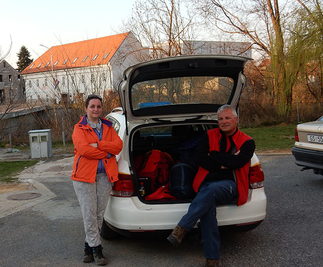 Splićani u isčekivanju povratka s potrage u Gospiću                                                                                                                                                                                                       